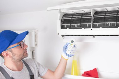 Servis elemanı havalandırmayı temizliyor..