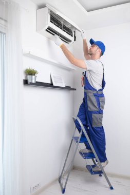 Servis elemanı havalandırmayı temizliyor..