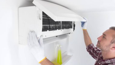 Servis elemanı havalandırmayı temizliyor..