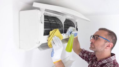 Servis elemanı havalandırmayı temizliyor..