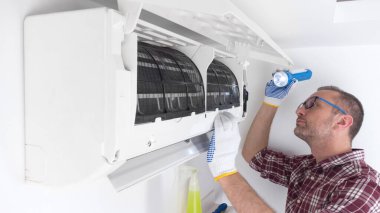 Servis elemanı havalandırmayı temizliyor..