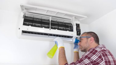 Servis elemanı havalandırmayı temizliyor..