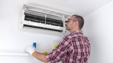 Servis elemanı havalandırmayı temizliyor..