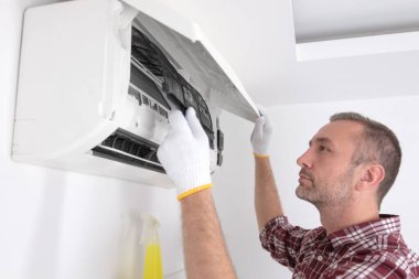 Servis elemanı havalandırmayı temizliyor..