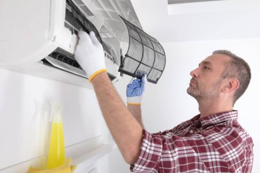 Servis elemanı havalandırmayı temizliyor..