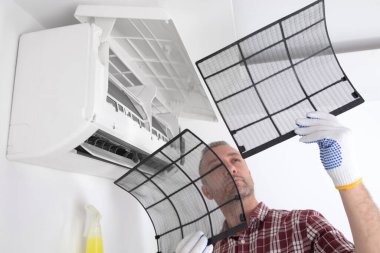 Servis elemanı havalandırmayı temizliyor..