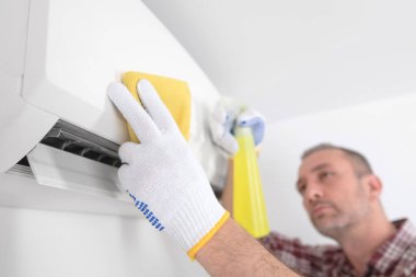 Servis elemanı havalandırmayı temizliyor..