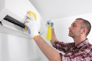 Servis elemanı havalandırmayı temizliyor..