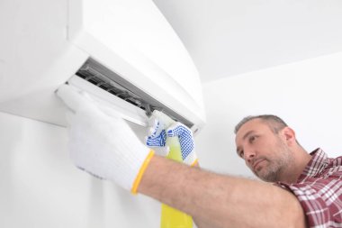 Servis elemanı havalandırmayı temizliyor..