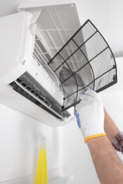 Servis elemanı havalandırmayı temizliyor..