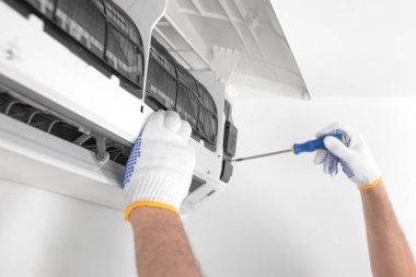 Servis elemanı havalandırmayı temizliyor..