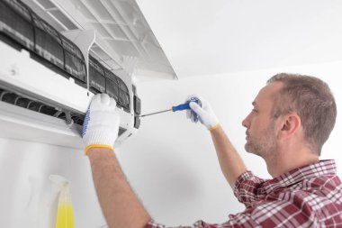 Servis elemanı havalandırmayı temizliyor..