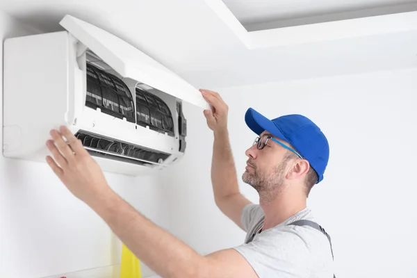 Service Guy Cleaning Maintaining Air Condition Unit — Stock Photo, Image