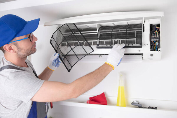 Сервисное обслуживание и очистка кондиционеров.