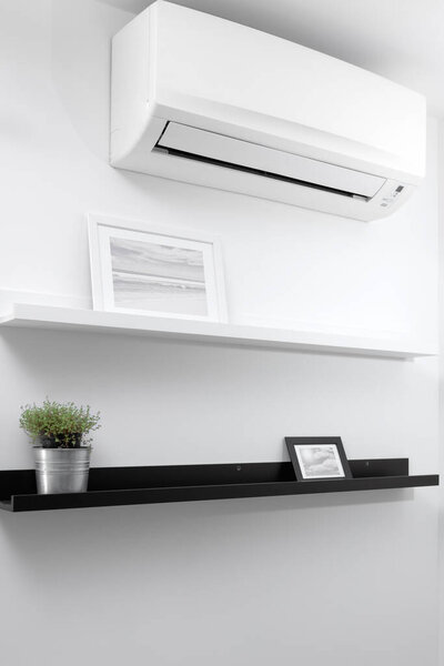 Современный кондиционер для охлаждения или отопления дома.
