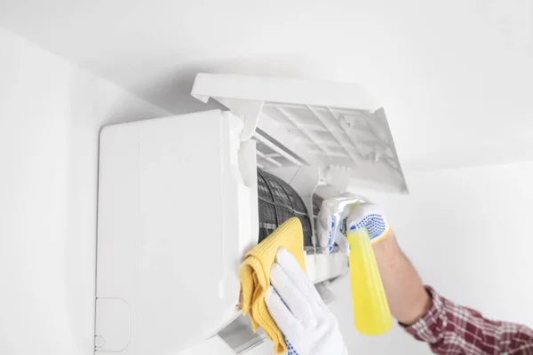 Szolgáltató Srác Tisztítása Karbantartása Légkondicionáló Egység — Stock Fotó