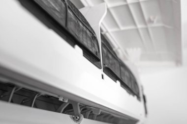 Modern bir havalandırma ünitesinin bakımı.