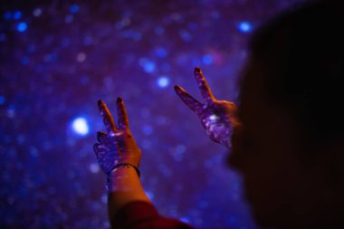 Gecenin ve Samanyolu yıldızlarının tadını çıkarıyorum..