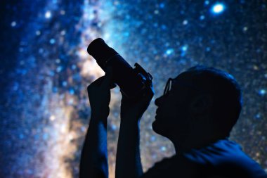 Astronom Samanyolu 'nun gece gökyüzünü kamerayla çekiyor..