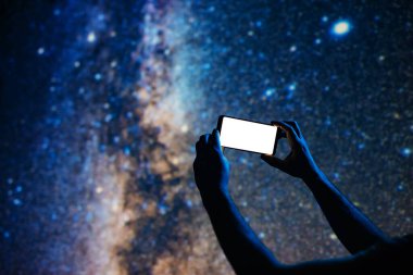 Astronom, Samanyolu 'nun gece gökyüzünü modern bir akıllı telefonla fotoğraflıyor..