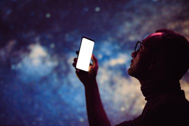 Astronom, Samanyolu 'nun gece gökyüzünü modern bir akıllı telefonla fotoğraflıyor..