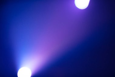 Bulanık bir atmosferde bulanık sahne ışıkları.