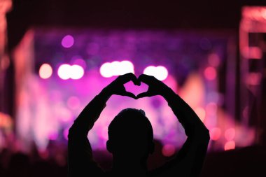 Sahne ışıkları olan bir adamın silueti.