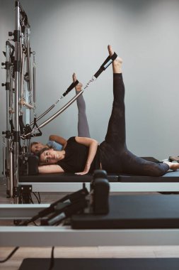 Genç kadın bir spor salonunda egzersiz.