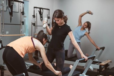 Genç kadın bir spor salonunda egzersiz.