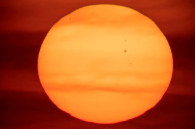 Güneş lekeleri olan büyük bir güneş büyük bir teleskopla fotoğraflandı..