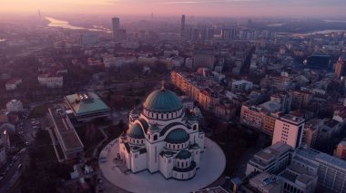Sırbistan 'ın başkenti Belgrad' daki Saint Sava ve Ortodoks Kilisesi manzarası.