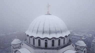 Sırbistan 'ın başkenti Belgrad' daki Saint Sava ve ortodoks kilisesine kışın yağan kar manzarası.