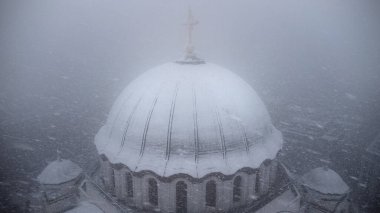 Sırbistan 'ın başkenti Belgrad' daki Saint Sava ve ortodoks kilisesine kışın yağan kar manzarası.