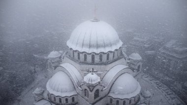 Sırbistan 'ın başkenti Belgrad' daki Saint Sava ve ortodoks kilisesine kışın yağan kar manzarası.
