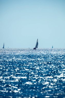 Açık deniz sularında yelken açmak.