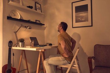 Kalçası, sırtı, omurgası, fıtığı ve siyatik ağrısı olan bir adam..