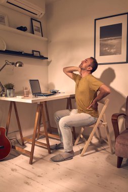 Evde başı ve boynu ağrıyan bir adam var..