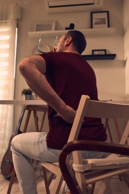 Kalçası, sırtı, omurgası, fıtığı ve siyatik ağrısı olan bir adam..