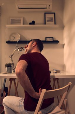 Kalçası, sırtı, omurgası, fıtığı ve siyatik ağrısı olan bir adam..