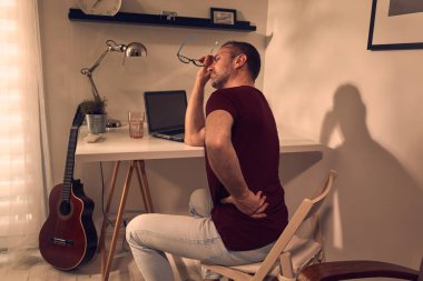 Kalçası, sırtı, omurgası, fıtığı ve siyatik ağrısı olan bir adam..