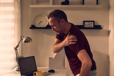 Omzu, kemiği ve eklem ağrısı olan bir adam..