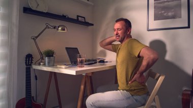 Evde başı ve boynu ağrıyan bir adam var..