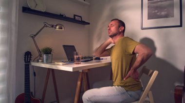 Evde başı ve boynu ağrıyan bir adam var..