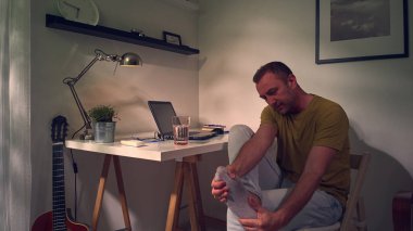 Ayak bileği ve ayak ağrısı olan bir adam..