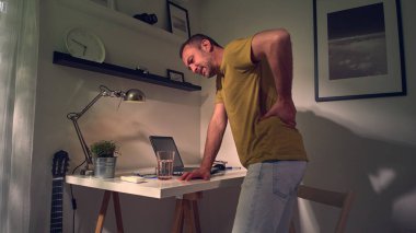 Kalçası, sırtı, omurgası, fıtığı ve siyatik ağrısı olan bir adam..