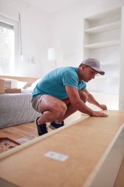 Adam yeni dairede mobilya montajı yapıyor..