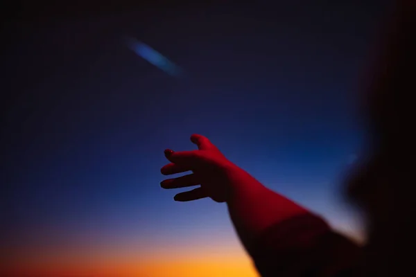 Насолоджуючись Нічним Небом Зорями Чумацького Шляху — стокове фото