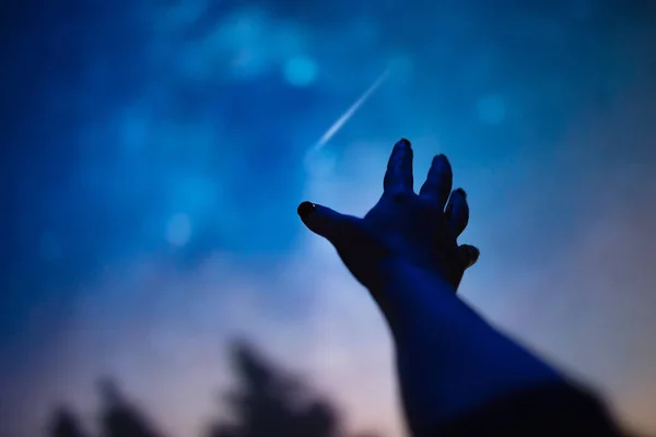 Наслаждаясь Ночным Небом Звездами Млечного Пути — стоковое фото