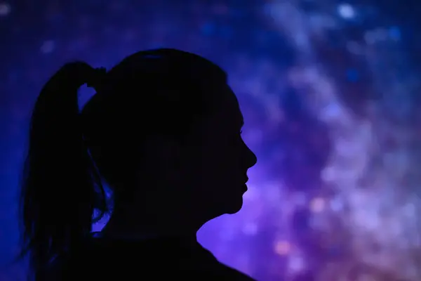 Silhouette Einer Frau Mit Dem Sternenhimmel Der Milchstraße — Stockfoto