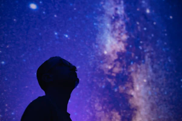 Silueta Hombre Con Cielos Estrellados Vía Láctea — Foto de Stock